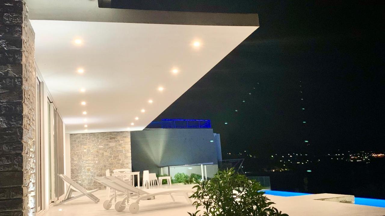 Kuro Beach House - Oceanfront Luxury & 25M Pool Achlia Eksteriør billede